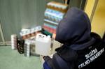 Funkcjonariusz KAS przy papierosach i baniakach z alkoholem