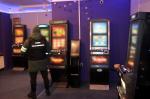 Funkcjonariusz KAS przy automatach go gier hazardowych