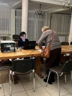 pracownik urzędu skarbowego  w łomży pomaga podatnikowi wypełnić PIT