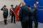 DIAS w Białymstoku oraz dotychczasowy oraz nowo powołany Naczelnik PUCS przed sztandarem Izby
