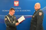 Dyrektor wręcza akt powołania NUPCS podinsp. Piotrowi Popławskiemu