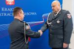 Dyrektor podaje dłoń NUPCS podinsp. Piotrowi Popławskiemu