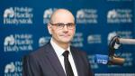 wojciech krassowski naczelnik pierwszego urzędu skarbowego w białymstoku w studiu radia białystok przed mikrofonem