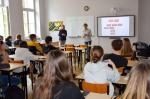 edukatorki z akademii podatkowej podlaskiej KAS prowadzą lekcje w VI LO w białymstoku o podatkach i KAS