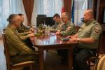 Dyrektor IAS w Białymstoku, Zastępca Dyrektora IAS w Białymstoku oraz Naczelnik PUCS w Białymstoku rozmawiają z przedstawicielami Straży Granicznej