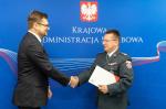 Dyr. IAS w Białymstoku insp. Piotr Szczepaniak gratuluje Jackowi Juszkiewiczowi powołania na stanowisko Zastępcy I US w Białymstoku
